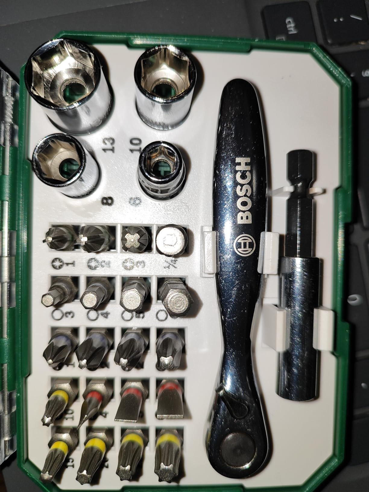 Bosch Jeu 26 embouts tournevis extra dur + cliquet