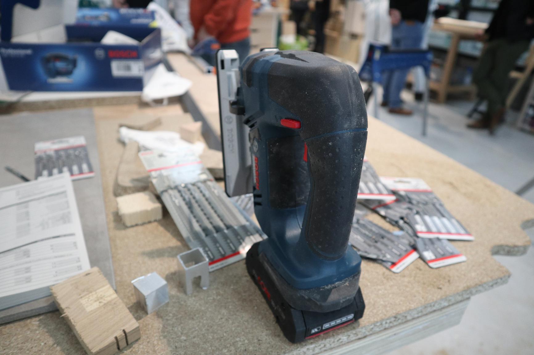 Bosch GST 18 V-LI B Scie Sauteuse Sans Fil 120 mm L-BOXX