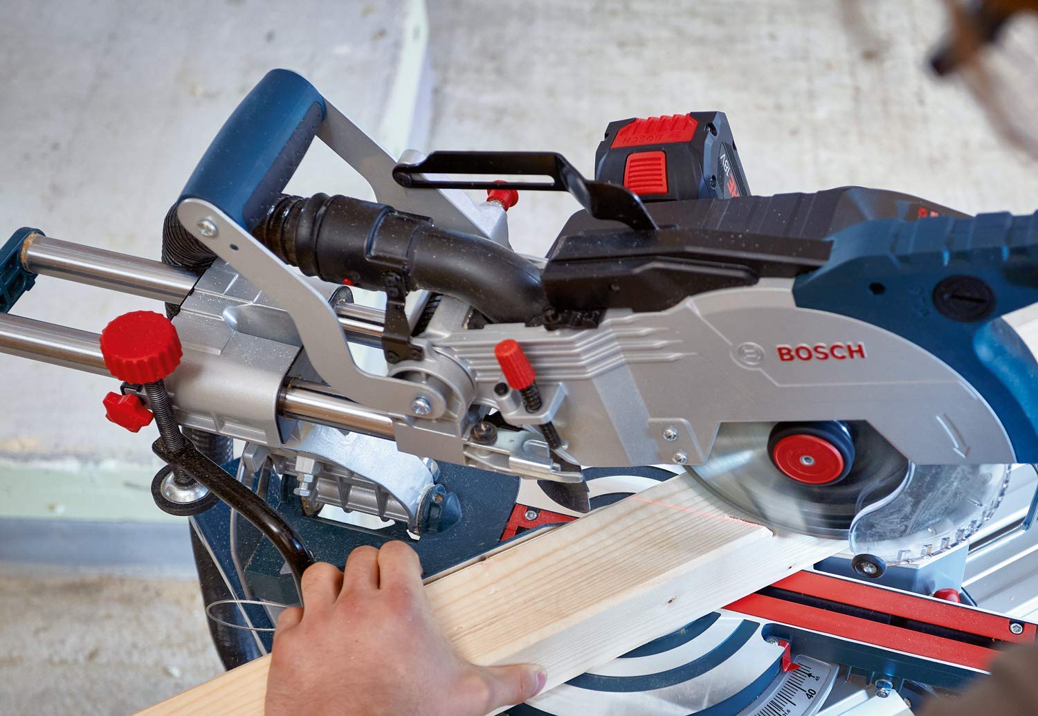 Bosch GCM 18V-216 scie à onglets 2x ProCORE 8.0Ah