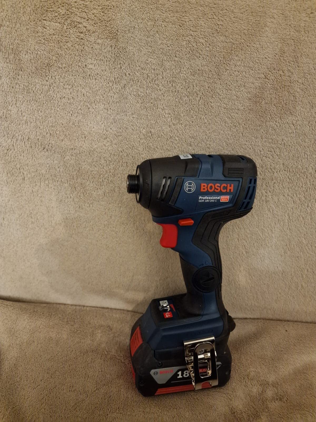 Bosch GDR 18V-200 C Visseuse à Chocs 18V Solo L-BOXX