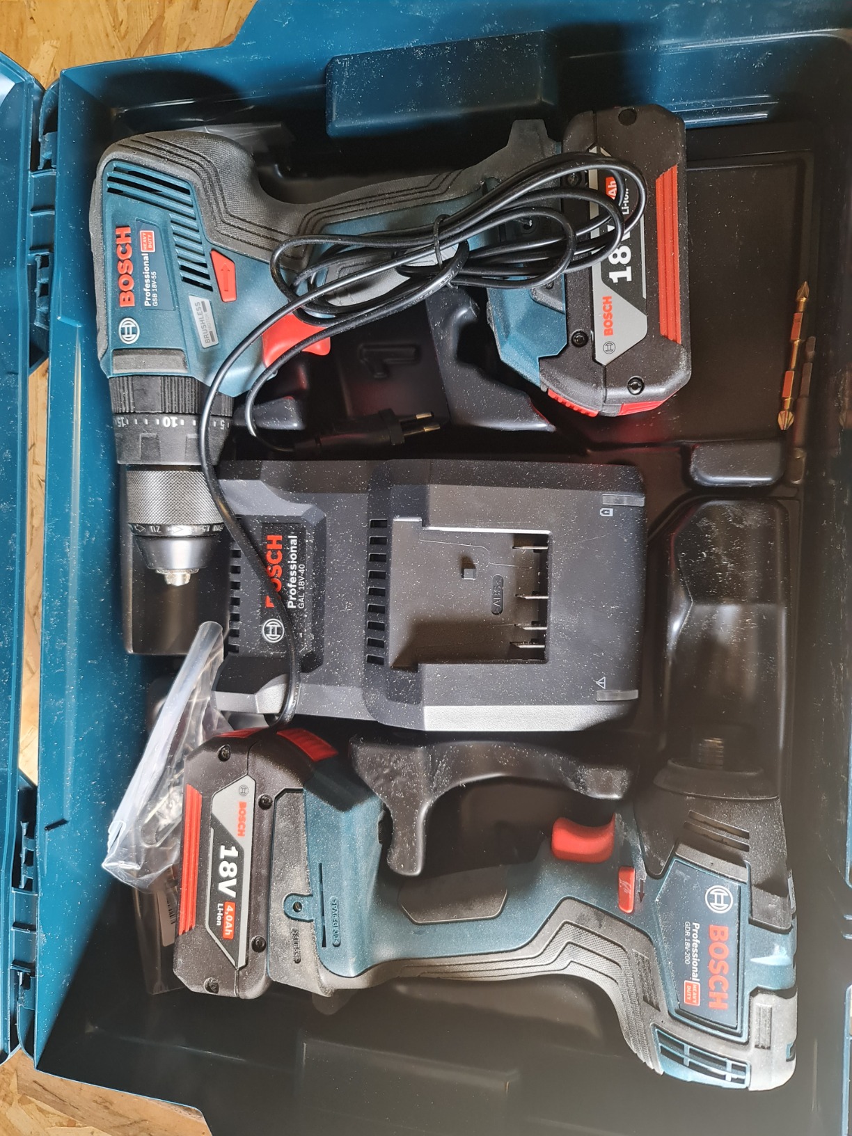 Bosch GDR GSB 18V set visseuses 200+55 Nm 2x4Ah