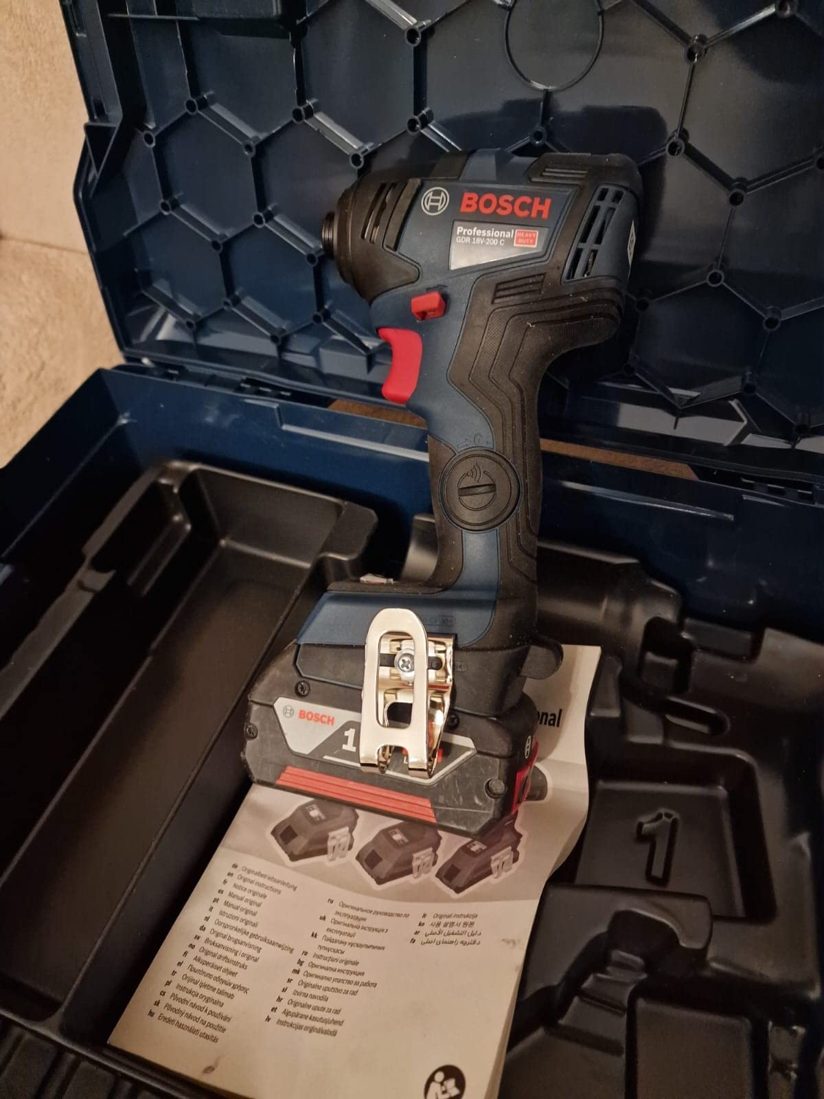 Bosch GDR 18V-200 C Visseuse à Chocs 18V Solo L-BOXX