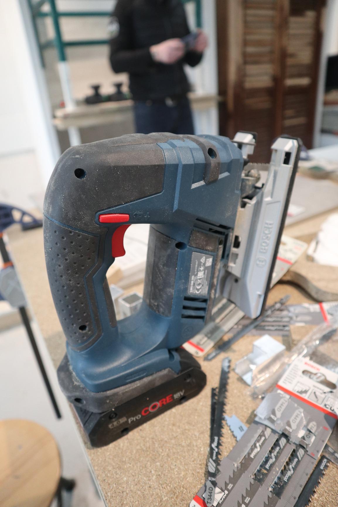 Bosch GST 18 V-LI B Scie Sauteuse Sans Fil 120 mm L-BOXX