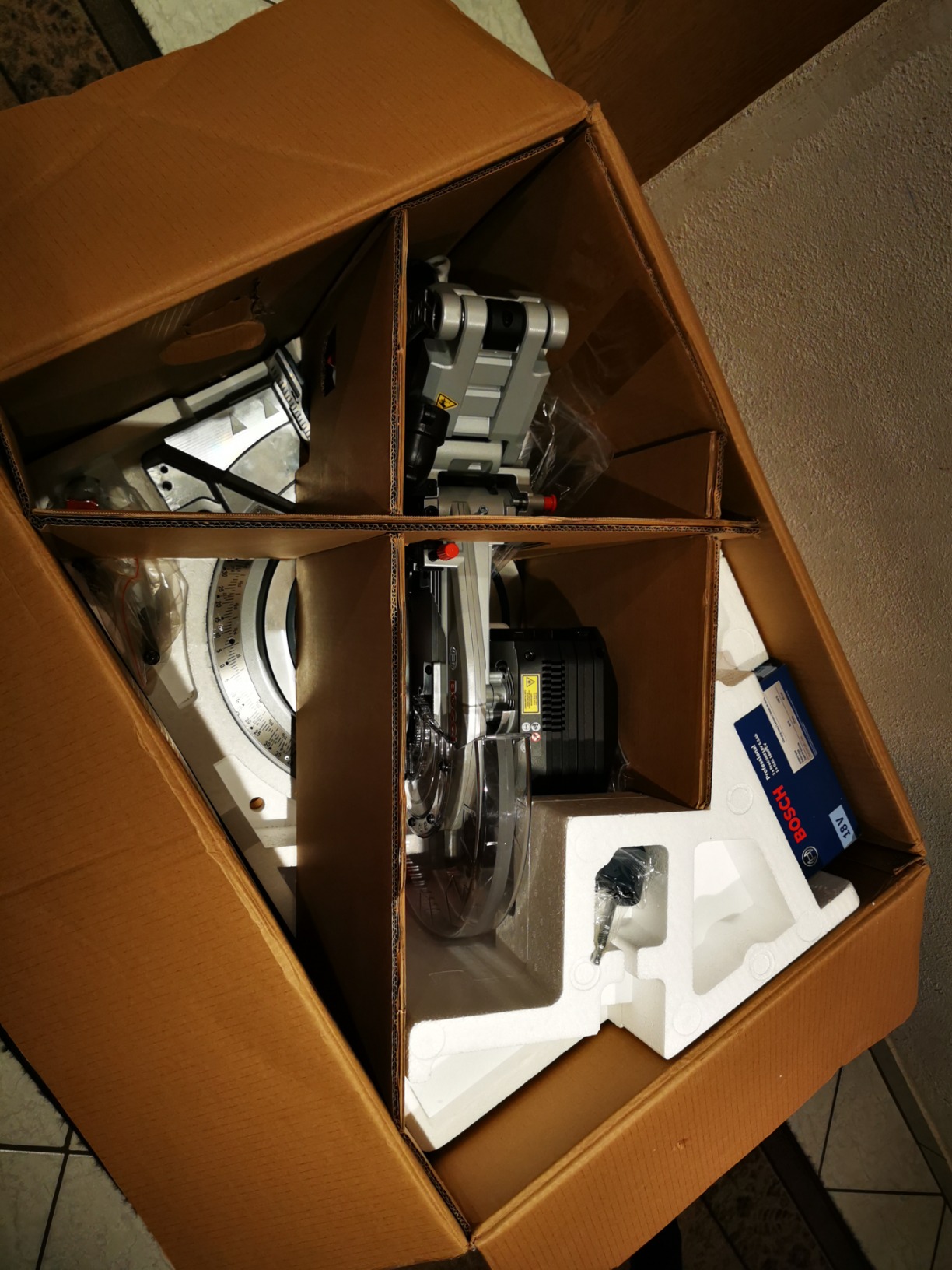 Bosch Scies GCM 18V-305 GDC scie à onglets BITURBO
